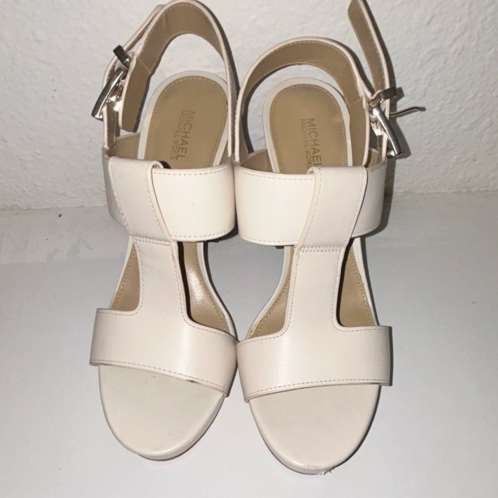 Michael Kors Becker T Strap cream,tan, brown 
Elegant Cream Block Heel Sandals - Picture 12 of 12
